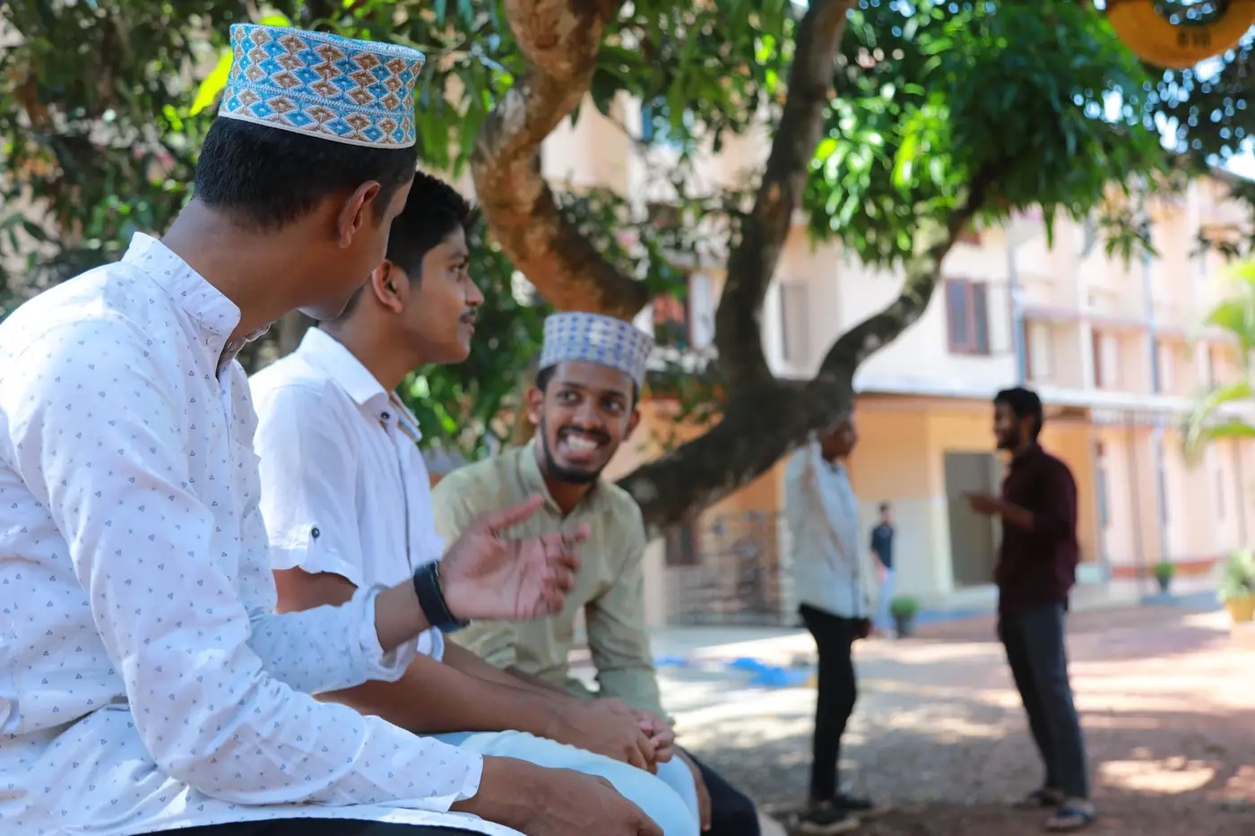 മരത്തണലിൽ സംഭാഷണം