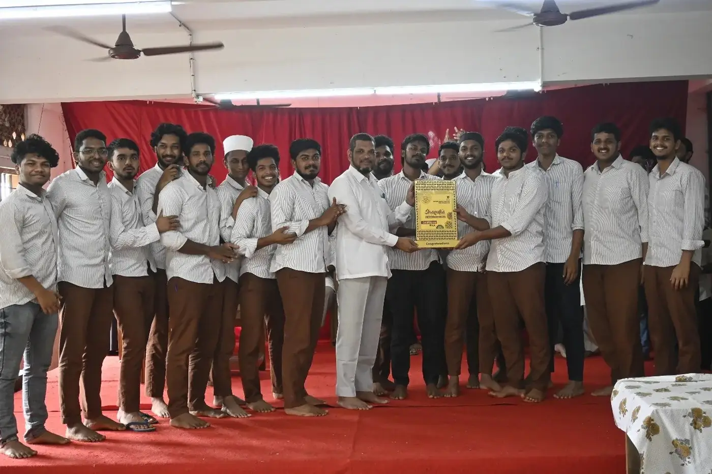 ട്രോഫികളുമായി ജേതാക്കൾ